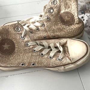 High converse sneaker size 6 color tan